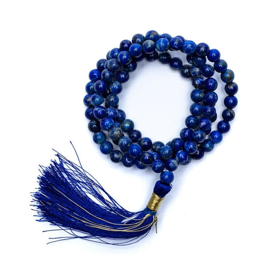 Mala de 108 perles de 6 ou 8 millimètres (au choix), fait en Lapis lazuli. Taille de 65 à 85 centimètres de longueur environ. Qualité AA à AAA, superbe pièce avec pochette de rangement offerte. Fait en Inde !