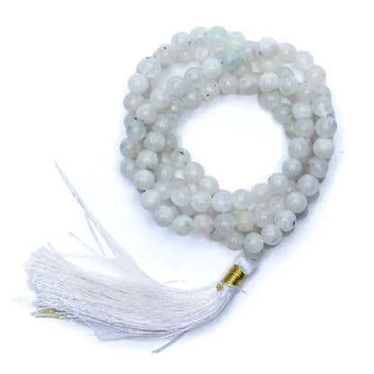 Mala en Pierre de lune, de 108 perles de 6 ou 8 millimètres. Taille de 65 à 85 centimètres de longueur environ. Qualité AA à AAA, superbe pièce avec pochette de rangement offerte. Fait en Inde !