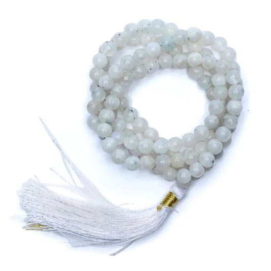 Mala en Pierre de lune, de 108 perles de 6 ou 8 millimètres. Taille de 65 à 85 centimètres de longueur environ. Qualité AA à AAA, superbe pièce avec pochette de rangement offerte. Fait en Inde !
