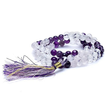 Mala 'Triangle d'Or', de 108 perles de 8 millimètres. Taille de 65 centimètres de longueur environ. Qualité AA à AAA, superbe pièce avec pochette de rangement offerte. Fait en Inde !