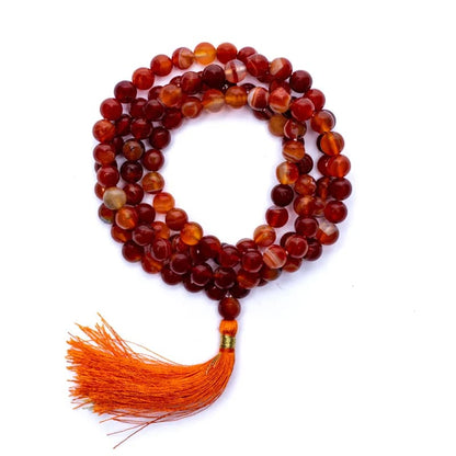 Mala en Cornaline, de 108 perles de ±6 et 8 millimètres. Taille de 65 à 85 centimètres de longueur environ. Qualité AA à AAA, superbe pièce avec pochette de rangement offerte. Fait en Inde !