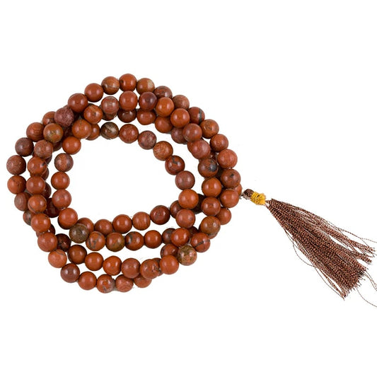Mala en Jaspe rouge, de 108 perles de ±6 et 8 millimètres. Taille de 65 à 85 centimètres de longueur environ. Qualité AA à AAA, superbe pièce avec pochette de rangement offerte. Fait en Inde !