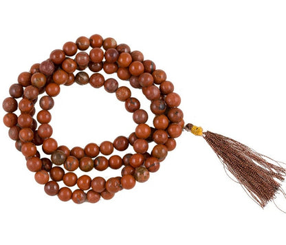 Mala en Jaspe rouge, de 108 perles de ±6 et 8 millimètres. Taille de 65 à 85 centimètres de longueur environ. Qualité AA à AAA, superbe pièce avec pochette de rangement offerte. Fait en Inde !