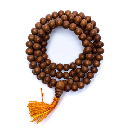Mala en bois de Santal, de 108 perles de ± 8 millimètres. Taille de 80/85 centimètres de longueur environ. Superbe pièce avec pochette de rangement offerte. Fait en Inde !