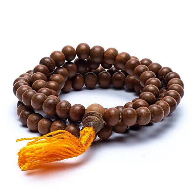 Mala en bois de Santal, de 108 perles de ± 8 millimètres. Taille de 80/85 centimètres de longueur environ. Superbe pièce avec pochette de rangement offerte. Fait en Inde !