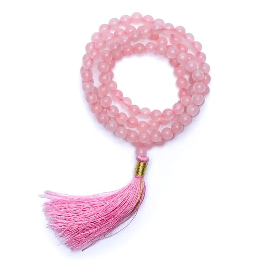 Mala en Quartz rose, de 108 perles de 6 ou 8 millimètres. Taille de 65 à 85 centimètres de longueur environ. Qualité AA à AAA, superbe pièce avec pochette de rangement offerte. Fait en Inde !