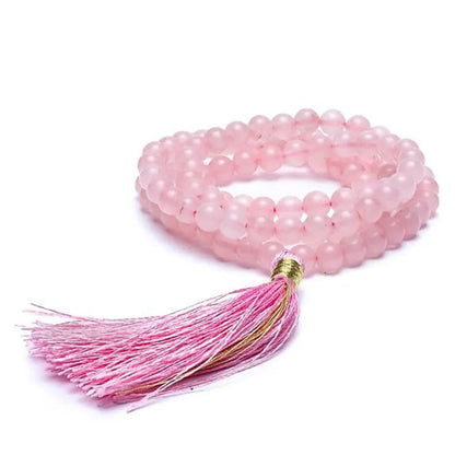 Mala en Quartz rose, de 108 perles de 6 ou 8 millimètres. Taille de 65 à 85 centimètres de longueur environ. Qualité AA à AAA, superbe pièce avec pochette de rangement offerte. Fait en Inde !