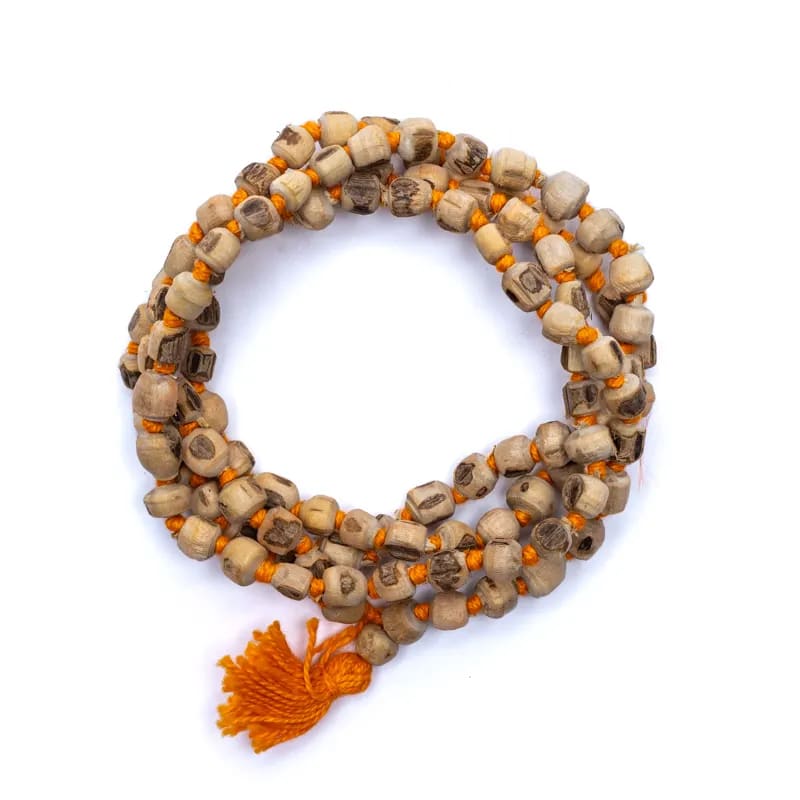 Mala en bois de Tulsi (Japa Mala / Basilic sacré), de 108 perles de ± 6 millimètres. Taille de 60 centimètres de longueur environ. Superbe pièce avec pochette de rangement offerte. Fait en Inde !