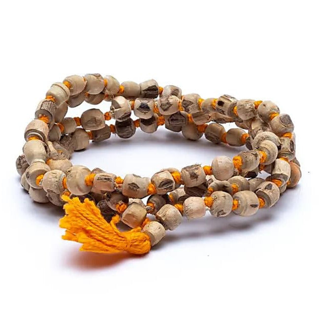 Mala en bois de Tulsi (Japa Mala / Basilic sacré), de 108 perles de ± 6 millimètres. Taille de 60 centimètres de longueur environ. Superbe pièce avec pochette de rangement offerte. Fait en Inde !