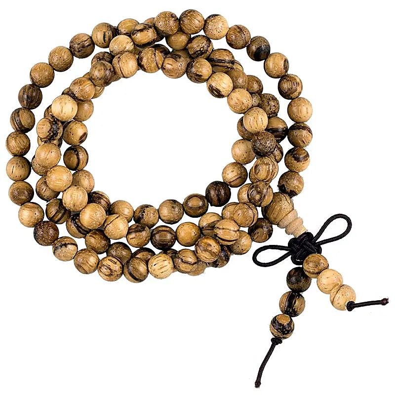 Mala 'Agilawood', de 108 perles de ± 6 millimètres. Taille de 60 centimètres de longueur environ. Superbe pièce avec pochette de rangement offerte. Fait en Inde !