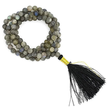 Mala de 108 perles de 6 ou 8 millimètres (au choix), fait en Labradorite. Taille de 65 à 85 centimètres de longueur environ. Qualité AA à AAA, superbe pièce avec pochette de rangement offerte. Fait en Inde !