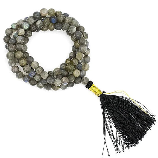 Mala de 108 perles de 6 ou 8 millimètres (au choix), fait en Labradorite. Taille de 65 à 85 centimètres de longueur environ. Qualité AA à AAA, superbe pièce avec pochette de rangement offerte. Fait en Inde !