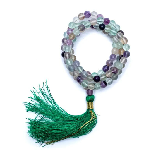 Mala de 108 perles de 6 ou 8 millimètres (au choix), fait en Fluorite. Taille de 65 à 85 centimètres de longueur environ. Qualité AA à AAA, superbe pièce avec pochette de rangement offerte. Fait en Inde !