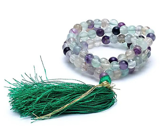 Mala de 108 perles de 6 ou 8 millimètres (au choix), fait en Fluorite. Taille de 65 à 85 centimètres de longueur environ. Qualité AA à AAA, superbe pièce avec pochette de rangement offerte. Fait en Inde !