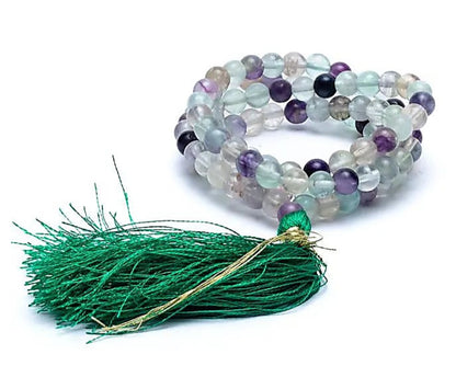 Mala de 108 perles de 6 ou 8 millimètres (au choix), fait en Fluorite. Taille de 65 à 85 centimètres de longueur environ. Qualité AA à AAA, superbe pièce avec pochette de rangement offerte. Fait en Inde !
