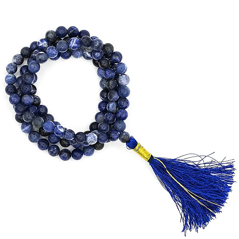 Mala en Sodalite, de 108 perles de 6 ou 8 millimètres. Taille de 65 à 85 centimètres de longueur environ. Qualité AA à AAA, superbe pièce avec pochette de rangement offerte. Fait en Inde !