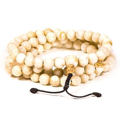Mala en 'coquillage', de 108 perles de ±0.8 millimètres. Taille de 85 centimètres de longueur environ. Qualité AA à AAA, superbe pièce avec pochette de rangement offerte. Fait en Inde !