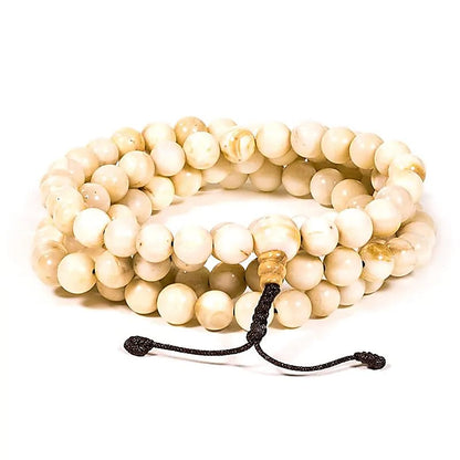 Mala en 'coquillage', de 108 perles de ±0.8 millimètres. Taille de 85 centimètres de longueur environ. Qualité AA à AAA, superbe pièce avec pochette de rangement offerte. Fait en Inde !