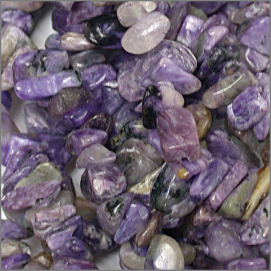Charoite, bracelet de 17 à 21cm, collier de 42cm et sautoir de 60cm. Perles de type 'baroque/ chips' de formes naturelles montées sur fil élastique ou fil d'acier de haute résistance !