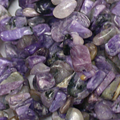 Charoite, bracelet de 17 à 21cm, collier de 42cm et sautoir de 60cm. Perles de type 'baroque/ chips' de formes naturelles montées sur fil élastique ou fil d'acier de haute résistance !