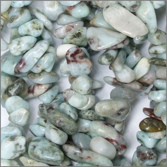 Larimar, bracelet de 17 à 21cm, collier de 42cm et sautoir de 60cm. Perles de type 'baroque/ chips' de formes naturelles montées sur fil élastique ou fil d'acier de haute résistance !