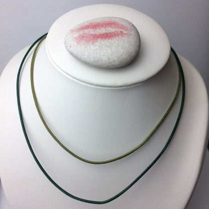 Cordon en fil de cuir de 1,5 mm de diamètre. 43 cm avec rajout de 5cm en chainette métallique, diverses couleurs au choix, bonne qualité, parfait pour assortir vos pendentifs préférés !