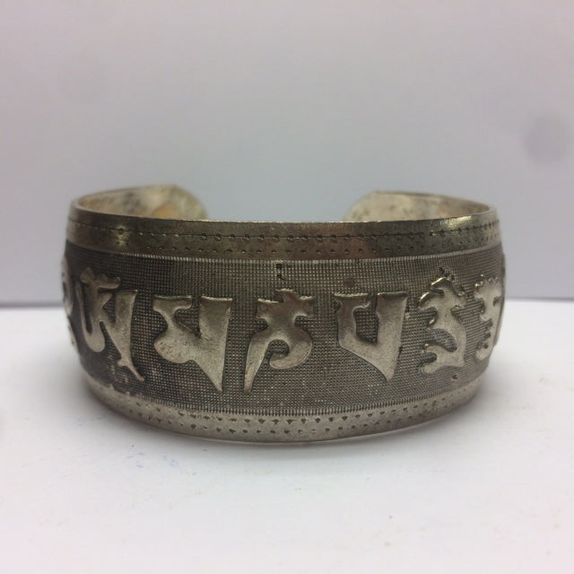 Bracelet de type 'Manchette', fait en laiton argenté, avec gravure de Mantra (prière Bouddhiste) ou gravure de fantaisie, superbe !