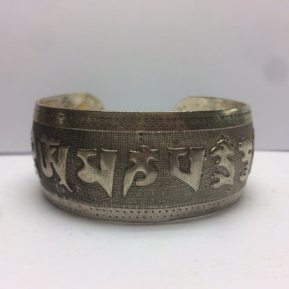 Bracelet de type 'Manchette', fait en laiton argenté, avec gravure de Mantra (prière Bouddhiste) ou gravure de fantaisie, superbe !