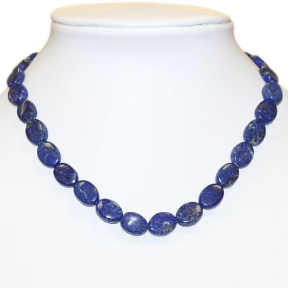 Lapis lazuli, collier en perle de 12x17 millimètres, d'environ 42 centimètres. Systéme de fermetrure en fermoir de type 'Homard' en Argent 0.925. Trés belle qualité, superbe !