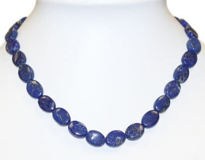 Lapis lazuli, collier en perle de 12x17 millimètres, d'environ 42 centimètres. Systéme de fermetrure en fermoir de type 'Homard' en Argent 0.925. Trés belle qualité, superbe !