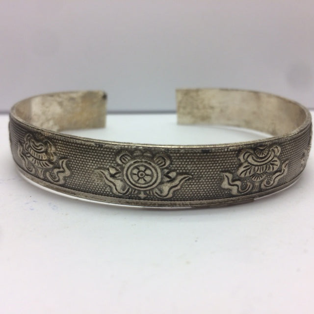Bracelet de type 'Manchette', fait en laiton argenté, avec gravure de Mantra (prière Bouddhiste) ou gravure de fantaisie, superbe !