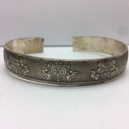 Bracelet de type 'Manchette', fait en laiton argenté, avec gravure de Mantra (prière Bouddhiste) ou gravure de fantaisie, superbe !