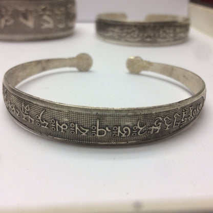 Bracelet de type 'Manchette', fait en laiton argenté, avec gravure de Mantra (prière Bouddhiste) ou gravure de fantaisie, superbe !
