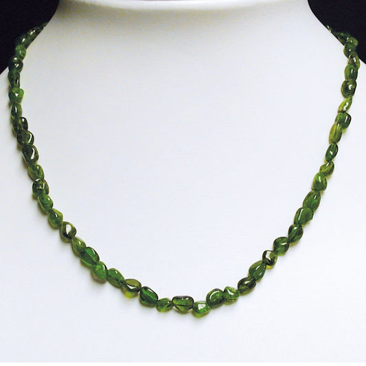 Diopside chromifère, bracelet de 17 à 21cm, collier de 42cm et sautoir de 60cm. Perles de type 'Graine' de formes naturelles montées sur fil de haute résistance !