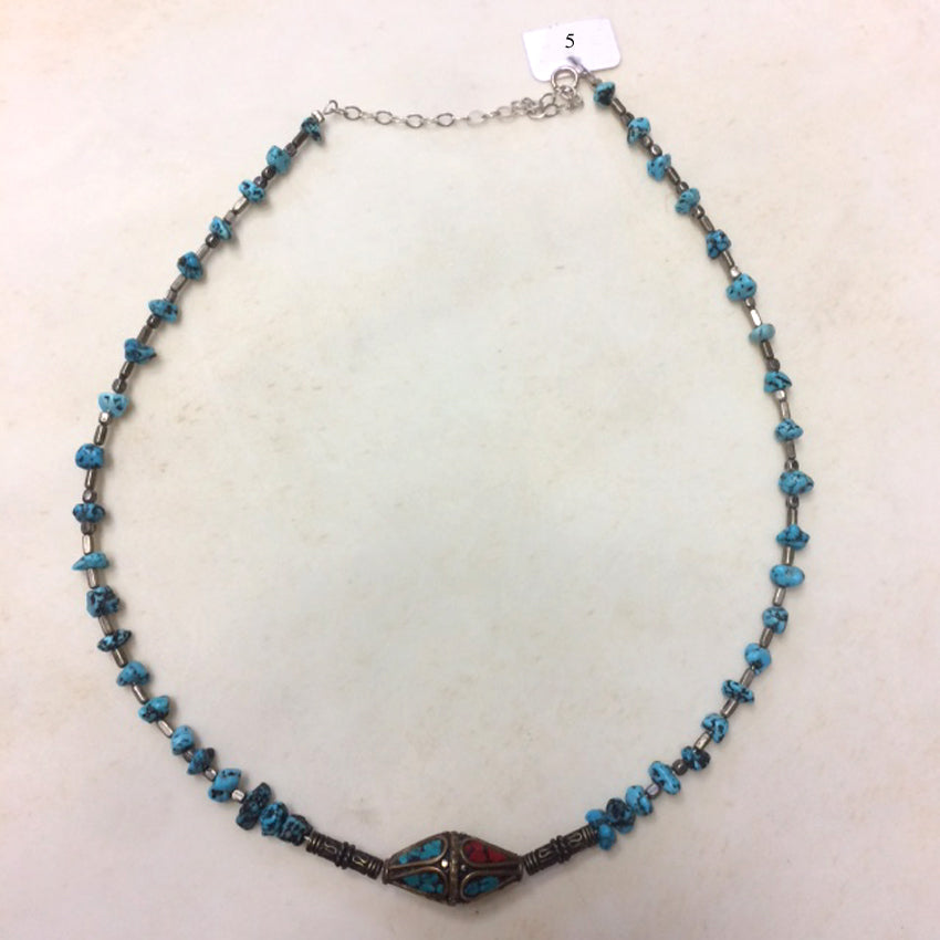 Superbe collier en perle de turquoise (grains naturels) et perle Indienne en corail. 40 centimètres de longueur + 5 centimètres de rajout de chaînette pour réglage optimal... Fait sur Argent par Gem & Zen !
