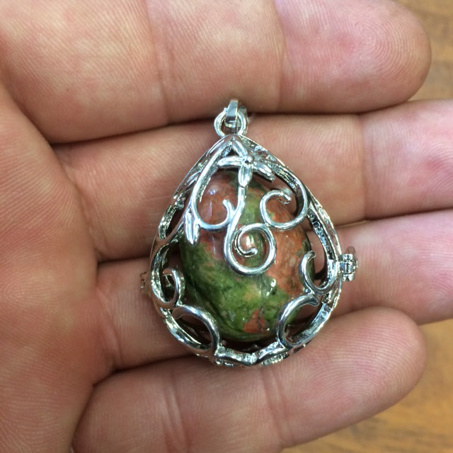 Pendentif/ Cage à pierre, peut servir de Bolas (pendentif de grossesse) ou pour perle de lave pour huile essentielle ! 2,5 centimètres de diamètre. Fait en laiton ! Vendu avec une perle de lave de 10mm !