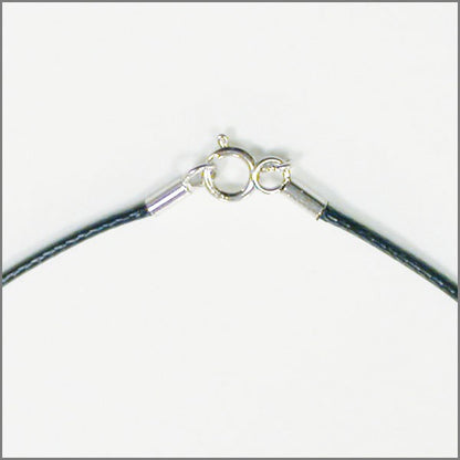 Cordon en fil de cuir noir, 1 à 1.5 millimètre de diamètre. 45 à 60 centimètres. Bonne qualité, parfait pour assortir vos pendentifs préférés !