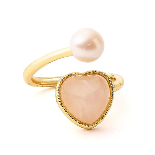 Bague associant une perle délicate sur une forme de coeur en quartz rose, un symbole d'amour, d'harmonie et d'équilibre ! Taille réglable !