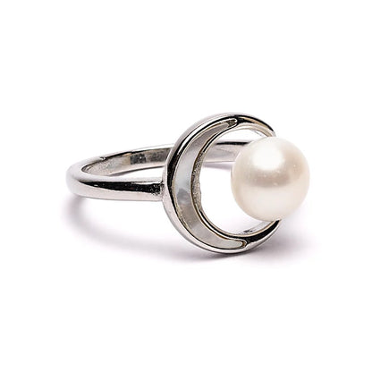 Bague 'ajustable' associe une perle délicate sur une forme de lune, un symbole intemporel d’intuition et d’énergie féminine !