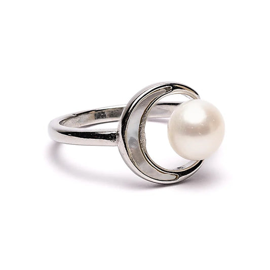 Bague 'ajustable' associe une perle délicate sur une forme de lune, un symbole intemporel d’intuition et d’énergie féminine !