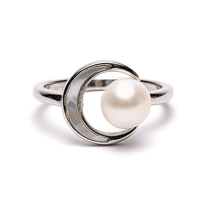 Bague 'ajustable' associe une perle délicate sur une forme de lune, un symbole intemporel d’intuition et d’énergie féminine !
