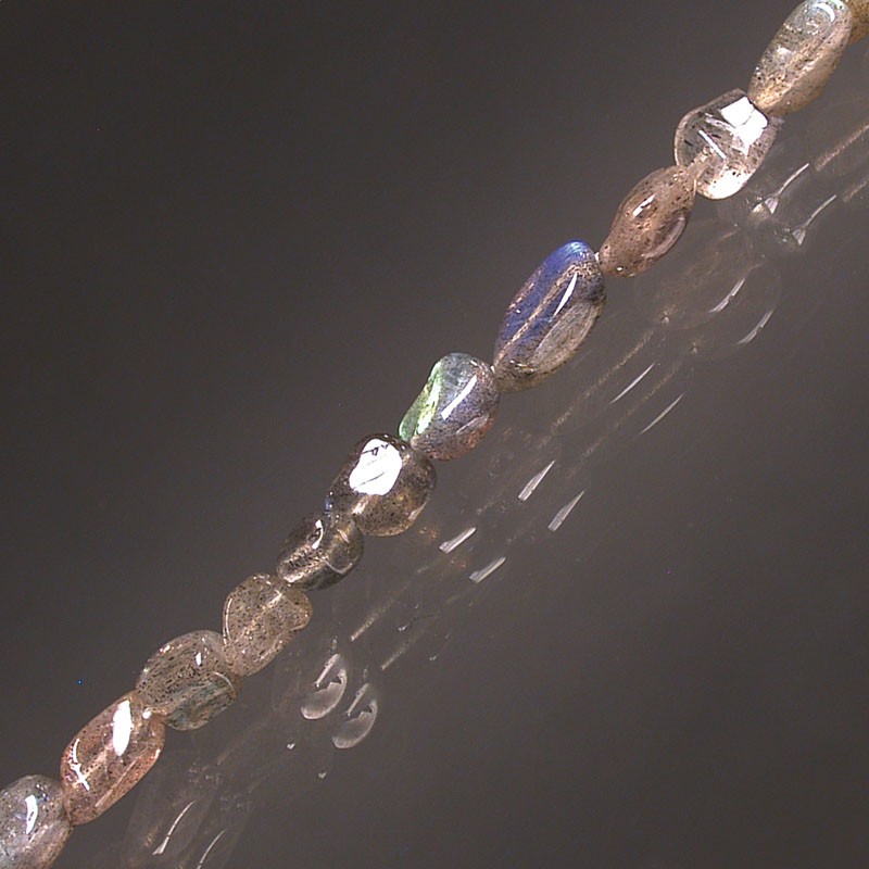 Labradorite, bracelet de 17 à 21cm, collier de 42cm et sautoir de 60cm. Perles de type 'Graine' de formes naturelles montées sur fil de haute résistance !
