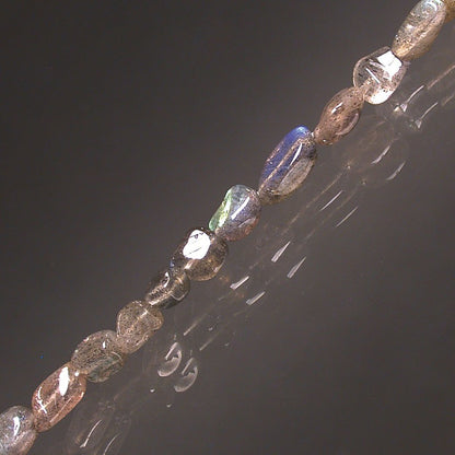 Labradorite, bracelet de 17 à 21cm, collier de 42cm et sautoir de 60cm. Perles de type 'Graine' de formes naturelles montées sur fil de haute résistance !