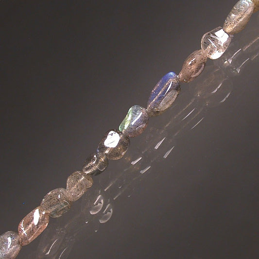 Labradorite, bracelet de 17 à 21cm, collier de 42cm et sautoir de 60cm. Perles de type 'Graine' de formes naturelles montées sur fil de haute résistance !