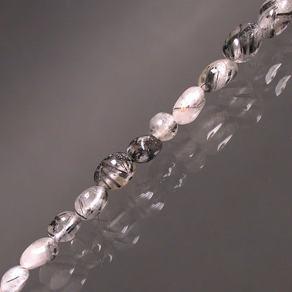 Quartz et Tourmaline, bracelet de 17 à 21cm, collier de 42cm et sautoir de 60cm. Perles de type 'Graine' de formes naturelles montées sur fil de haute résistance !