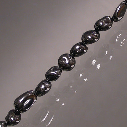 Tourmaline noire, bracelet de 17 à 21cm, collier de 42cm et sautoir de 60cm. Perles de type 'Graine' de formes naturelles montées sur fil de haute résistance !