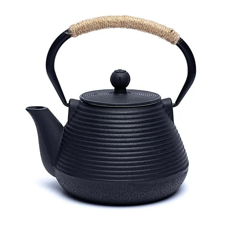 Les célèbres Théières émaillés en fonte, 'Tetsubin' et 'Tetsukyusu' de style traditionnel avec accessoires - 0,6, 1 ou 1,2 Litres. Options : tasse 65 ou 120 ml, chauffe-théière, assiette, porte couvercle... Parfait !