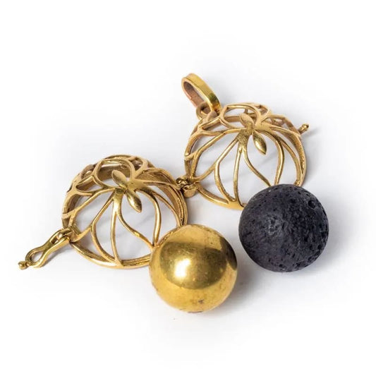 Pendentif de grossesse (Bolas) ou pour huile essentielle en forme de 'Lotus' avec clochette tintante à l'intérieur ! 2,5 centimètres de diamètre. Fait en laiton doré !