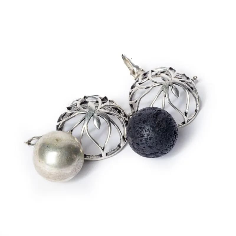 Pendentif de grossesse (Bolas) ou pour huile essentielle en forme de 'Lotus' avec clochette tintante à l'intérieur ! 2,5 centimètres de diamètre. Fait en laiton argenté !