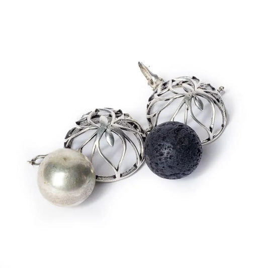 Pendentif de grossesse (Bolas) ou pour huile essentielle en forme de 'Lotus' avec clochette tintante à l'intérieur ! 2,5 centimètres de diamètre. Fait en laiton argenté !